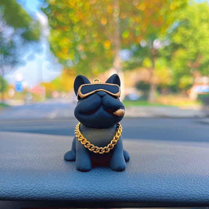 Dekoracja wnętrza samochodu: Bulldog w okularach