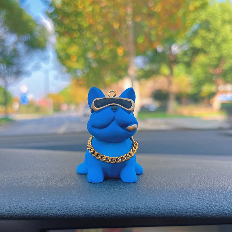Dekoracja wnętrza samochodu: Bulldog w okularach
