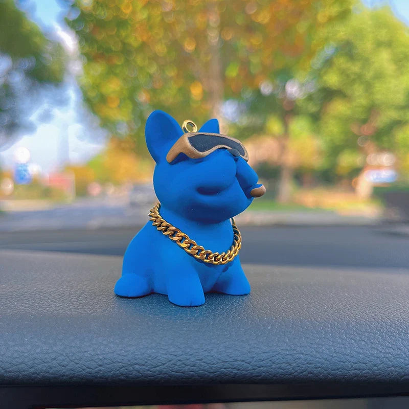 Dekoracja wnętrza samochodu: Bulldog w okularach